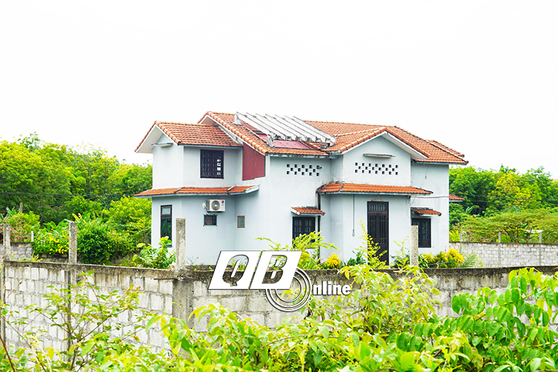 Một hộ dân xây dựng nhà ở trái phép và công trình kiên cố trên diện tích đất nông nghiệp được hợp đồng nhận khoán từ Công ty Lệ Ninh.