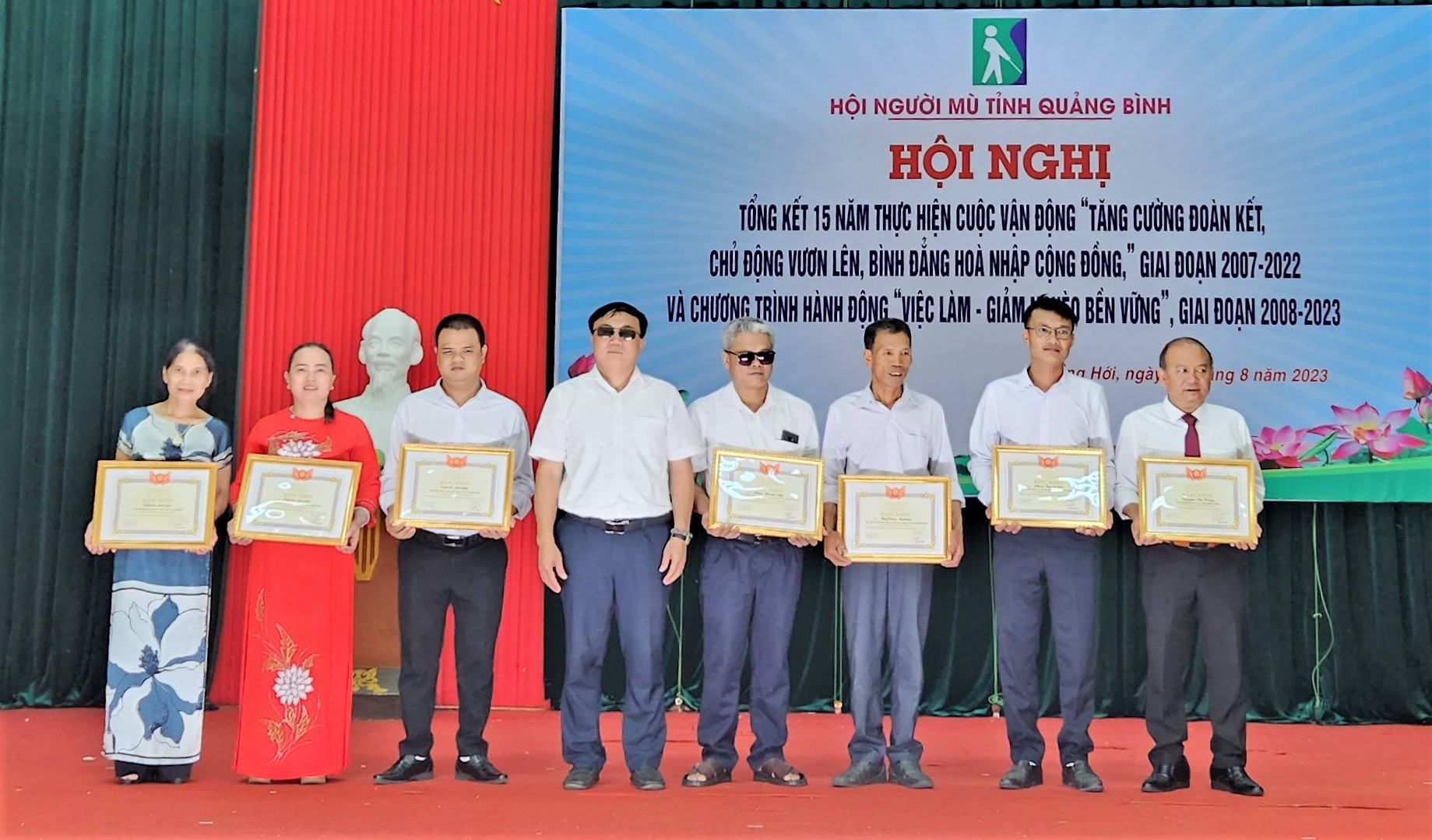 Đại diện Trung ương Hội Người mù tặng bằng khen cho các tập thể, cá nhân có thành tích xuất sắc.