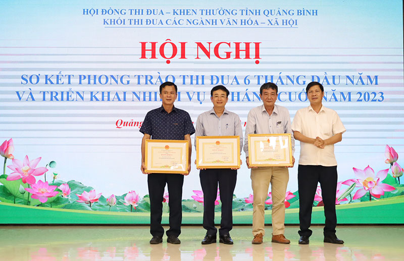 Ba đơn vị thuộc Khối thi đua các ngành Văn hóa-Xã hội đã được nhận bằng khen của Chủ tịch UBND tỉnh. 