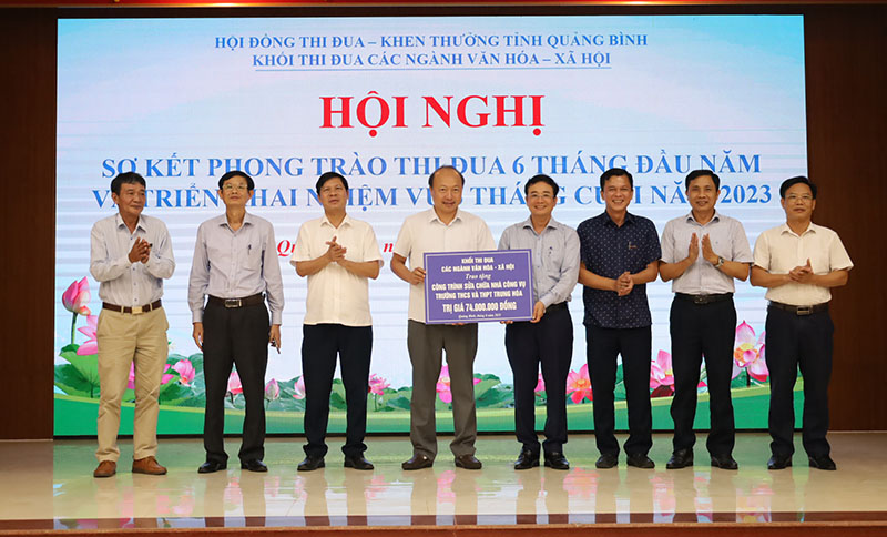 Trao biển tượng trưng hỗ trợ kinh phí tu sửa, nâng cấp nhà công vụ Trường THCS và THPT Trung Hóa. 