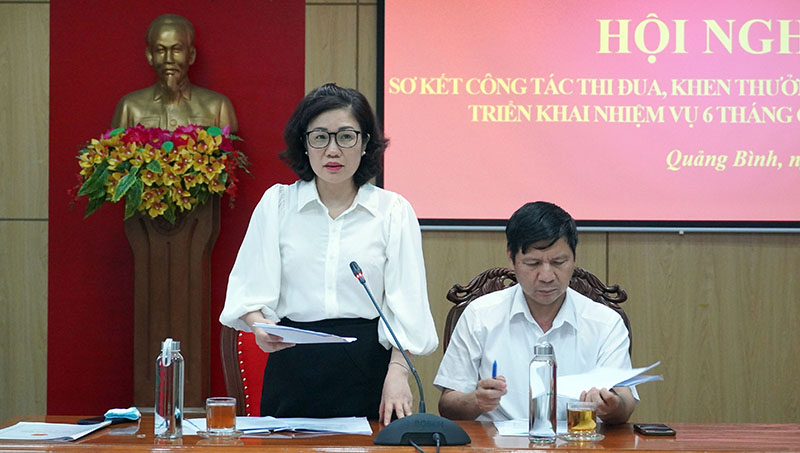 Đồng chí Nguyễn Thị Mai, Chánh Văn phòng Đoàn ĐBQH và HĐND tỉnh, Trưởng Khối thi đua các ngành tổng hợp điều hành hội nghị. 