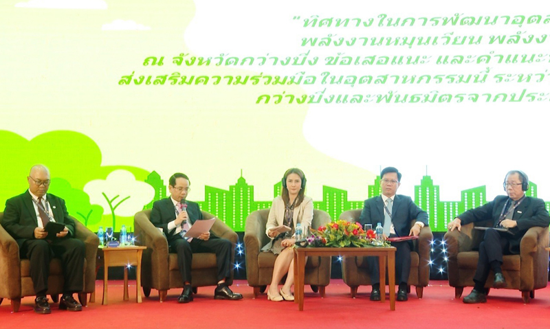 Đồng chí Phó Chủ tịch UBND tỉnh Phan Mạnh Hùng thảo luận tại diễn đàn  