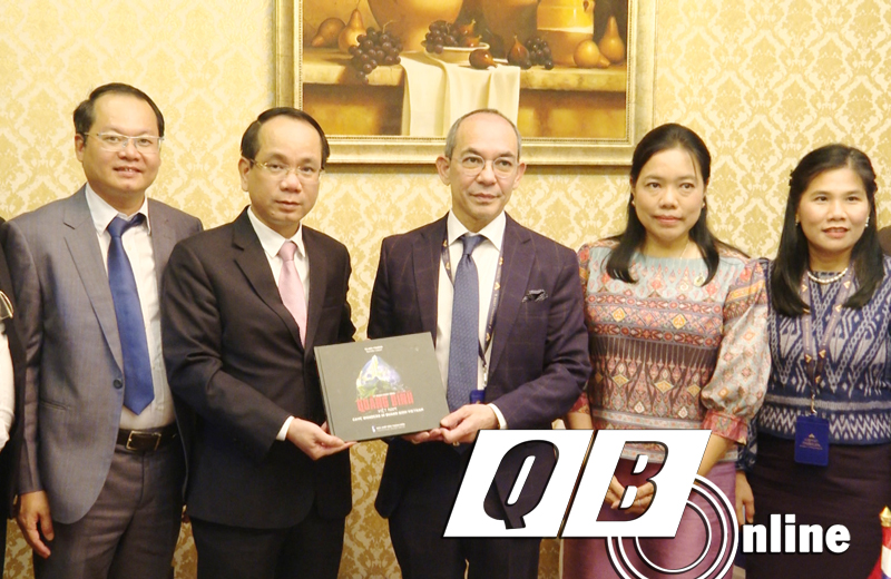 Đồng chí Phó Chủ tịch UBND tỉnh Phan Mạnh Hùng tặng quà lưu niệm cho ngài Nikorndej Balankura - Đại sứ đặc mệnh toàn quyền Vương quốc Thái Lan tại Việt Nam.