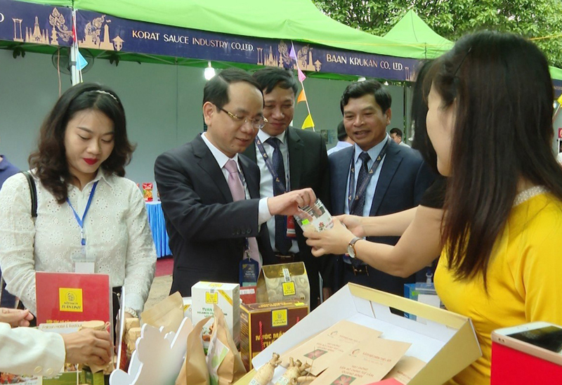 Đồng chí Phó Chủ tịch UBND tỉnh Phan Mạnh Hùng thăm gian hàng trưng bày các sản phẩm tiêu biểu của tỉnh Quảng Bình. 