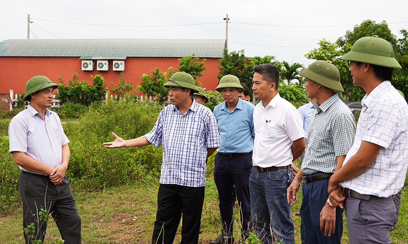 Đồng chí Phó Chủ tịch Thường trực UBND tỉnh Đoàn Ngọc Lâm kiểm tra tại khu vực tái định cư Lệ Ninh (Lệ Thủy).