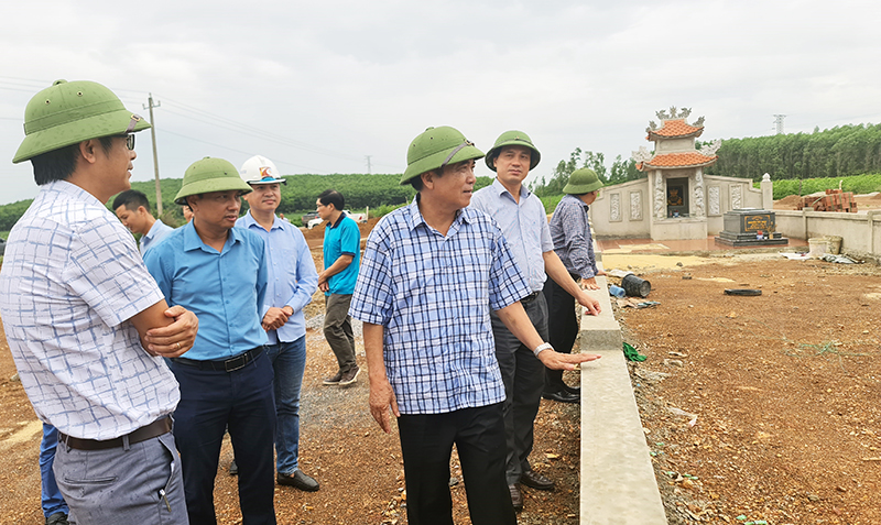 Đồng chí Phó Chủ tịch Thường trực UBND tỉnh Đoàn Ngọc Lâm kiểm tra tại khu vực hạ tầng nghĩa trang xã Sơn Thuỷ (Lệ Thủy).