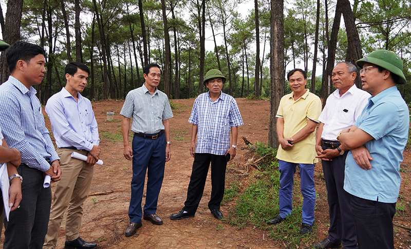 Đồng chí Phó Chủ tịch Thường trực UBND tỉnh Đoàn Ngọc Lâm kiểm tra khu xây dựng nghĩa trang xã An Ninh (Quảng Ninh).