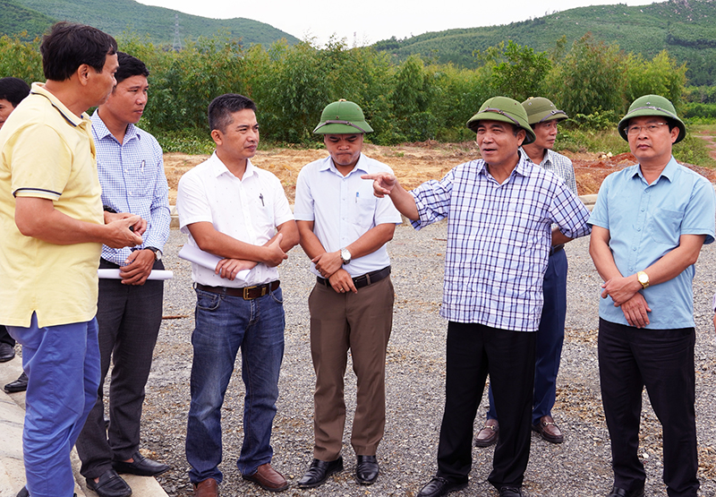 Đồng chí Phó Chủ tịch Thường trực UBND tỉnh Đoàn Ngọc Lâm kiểm tra khu tái định cư xã Vạn Ninh (Quảng Ninh).