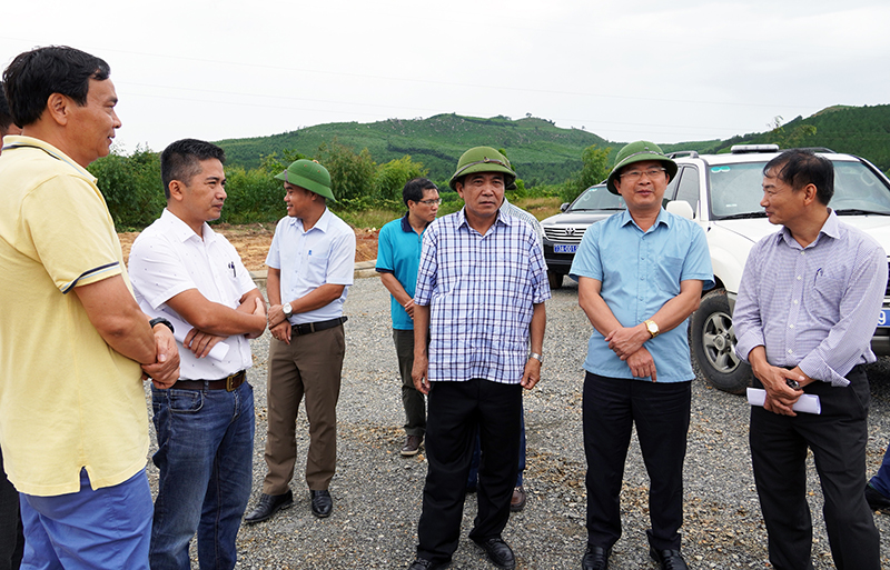 Đồng chí Phó Chủ tịch Thường trực UBND tỉnh Đoàn Ngọc Lâm kiểm tra khu tái định cư trên địa bàn huyện Quảng Ninh).