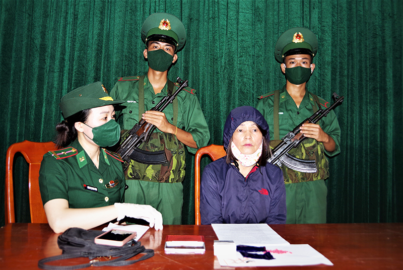 Cán bộ nữ BĐBP tỉnh vận động đối tượng Nguyễn Thị