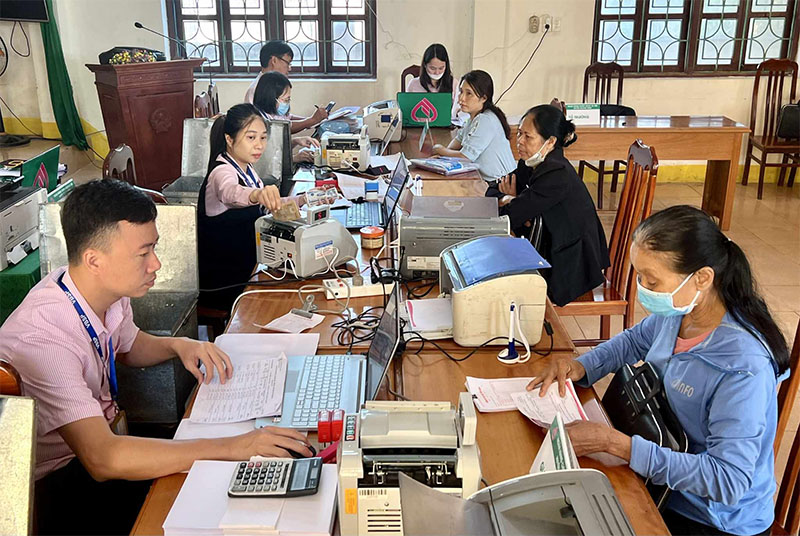  Cán bộ tín dụng thực hiện các thủ tục vay vốn cho khách hàng.
