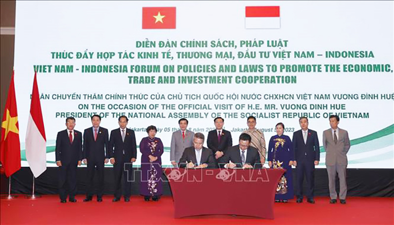  Chủ tịch Quốc hội Vương Đình Huệ chứng kiến Lễ ký kết thỏa thuận hợp tác giữa doanh nghiệp Việt Nam và doanh nghiệp Indonesia (Tổng Công ty Hàng hải Việt Nam - PT. VIREMA IMPEX: Ký kết MOU về hợp tác thương mại và vận tải than). Ảnh: Doãn Tấn/TTXVN