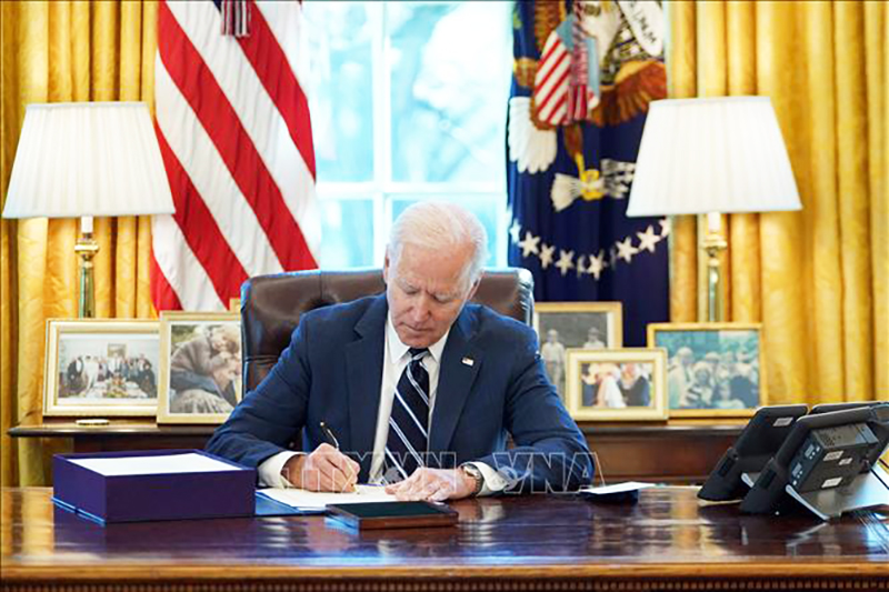  Tổng thống Mỹ Joe Biden ký một sắc lệnh tại Nhà Trắng ngày 11/3/2021. Ảnh: AFP/TTXVN