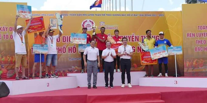  Ban tổ chức trao giải cho các đội đoạt thành tích cao.