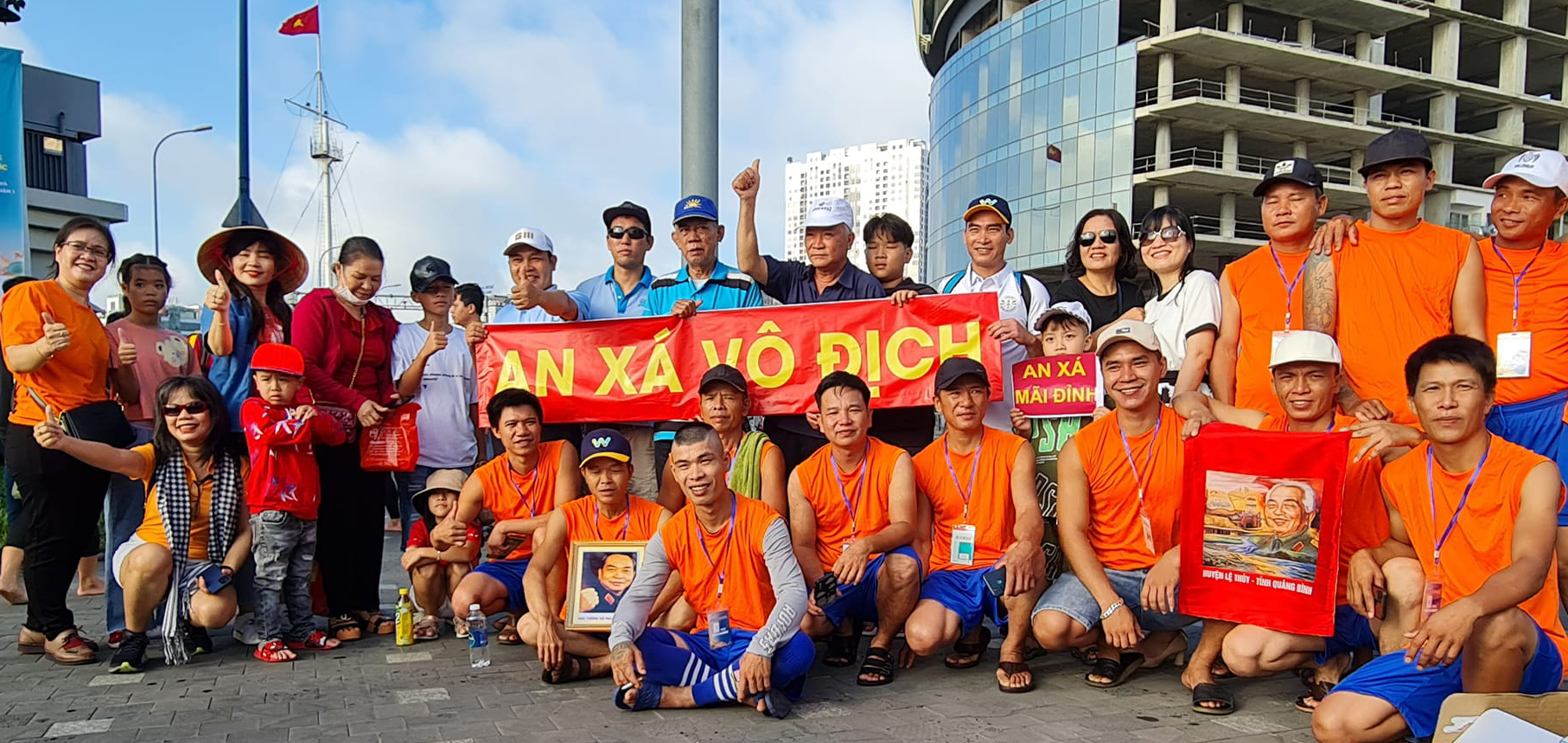 Bà con nhân dân huyện Lệ Thủy đang công tác, học tập tại TP. Hồ Chí Minh động viên, cổ vũ đoàn.