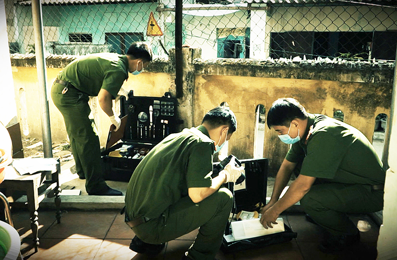 Lực lượng Kỹ thuật hình sự thực hiện việc khám nghiệm hiện trường vụ án.