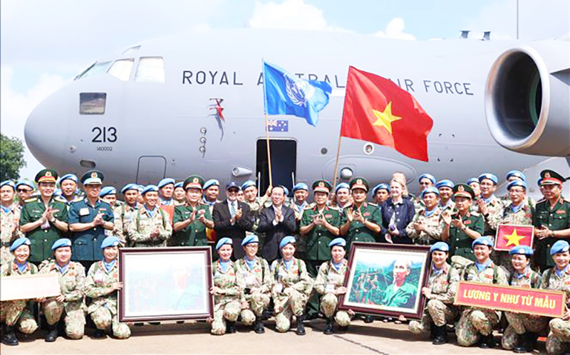  Chủ tịch nước Võ Văn Thưởng với các lực lượng lên đường thực hiện nhiệm vụ gìn giữ hòa bình Liên hợp quốc tại Nam Sudan, sáng 29/6. Ảnh: Thống Nhất/TTXVN