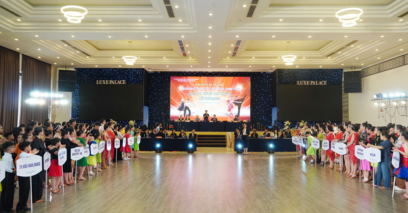 Toàn cảnh lễ khai mạc.