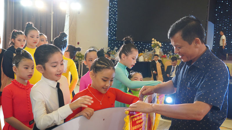 Đại diện lãnh đạo Sở Văn hóa-Thể thao trao cờ lưu niệm cho các đoàn tham dự giải.