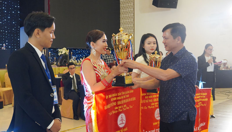 Đại diện lãnh đạo Sở Văn hóa-Thể thao trao tặng cúp và cờ toàn đoàn cho đơn vị đạt giải Nhất.
