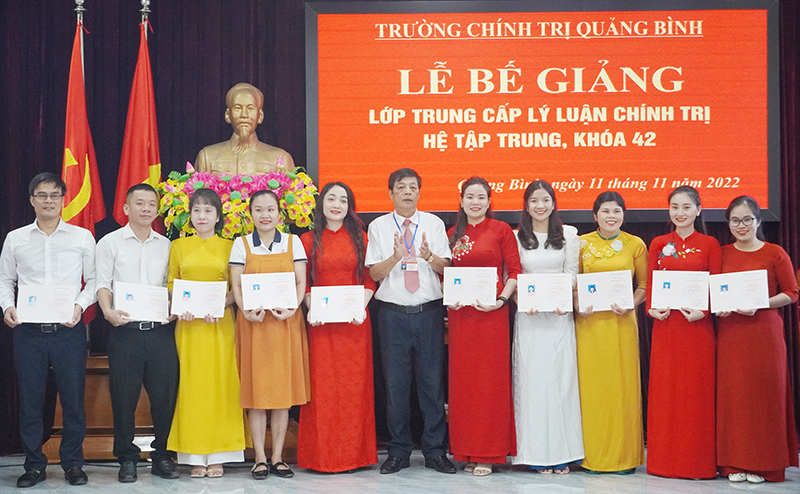 Việc đào tạo, bồi dưỡng lý luận chính trị tại Trường Chính trị tỉnh góp phần nâng cao nhận thức, trách nhiệm của cán bộ, đảng viên trong bảo vệ nền tảng tư tưởng của Đảng.