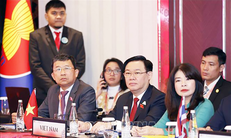  Chủ tịch Quốc hội Vương Đình Huệ và thành viên đoàn đại biểu Việt Nam dự phiên họp. Ảnh: Doãn Tấn/TTXVN