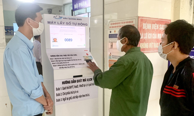 Người bệnh đến KCB BHYT xác thực thông tin qua cây máy tự động tiếp đón tại Bệnh viện đa khoa khu vực Bắc Quảng Bình.