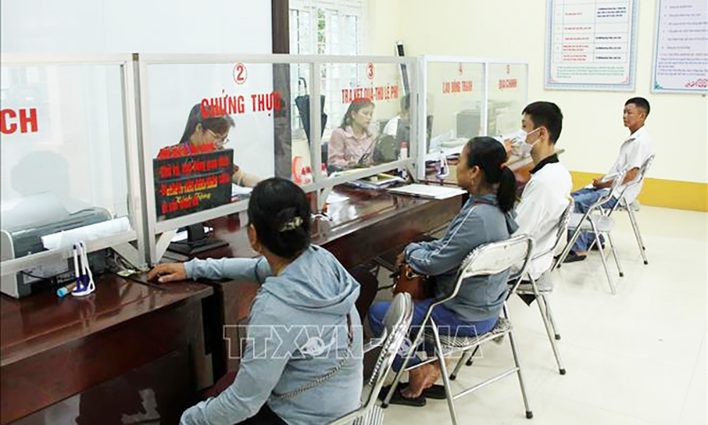  Thí điểm Tổ công nghệ số cộng đồng tại xã miền núi Minh Hợp, huyện Quỳ Hợp (Nghệ An) giúp người dân giải quyết các thủ tục hành chính nhanh gọn, chính xác hơn. Ảnh: Văn Tý/TTXVN