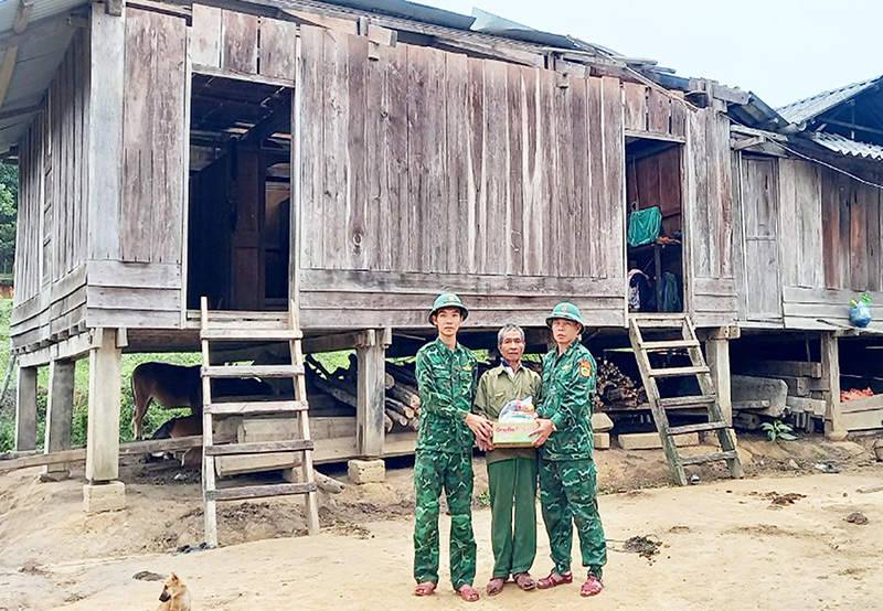 Cán bộ, chiến sỹ Đồn Biên phòng Ra Mai trao quà, động viên gia đình bị thiệt hại vượt qua khó khăn.