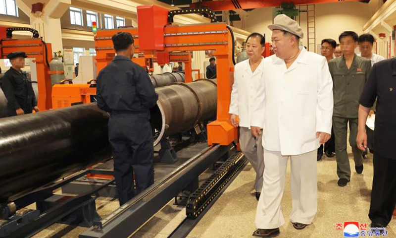 Bức ảnh nhà lãnh đạo Triều Tiên Kim Jong-un chỉ đạo thực địa tại một nhà máy sản xuất vũ khí do hãng Thông tấn Trung ương Triều Tiên (KNCA) công bố ngày 6/8. Ảnh: Yonhap