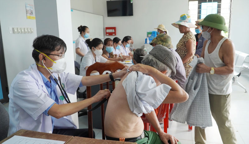 Bác sĩ của CDC Quảng Bình khám sàng lọc phát hiện sớm bệnh lao tại xã Hoa Thủy.