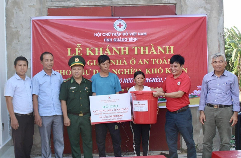 Đại diện lãnh đạo Hội CTĐ tỉnh trao biển tượng trưng hỗ trợ xây dựng nhà ở an toàn cho gia đình ông Bùi Quang Lực.