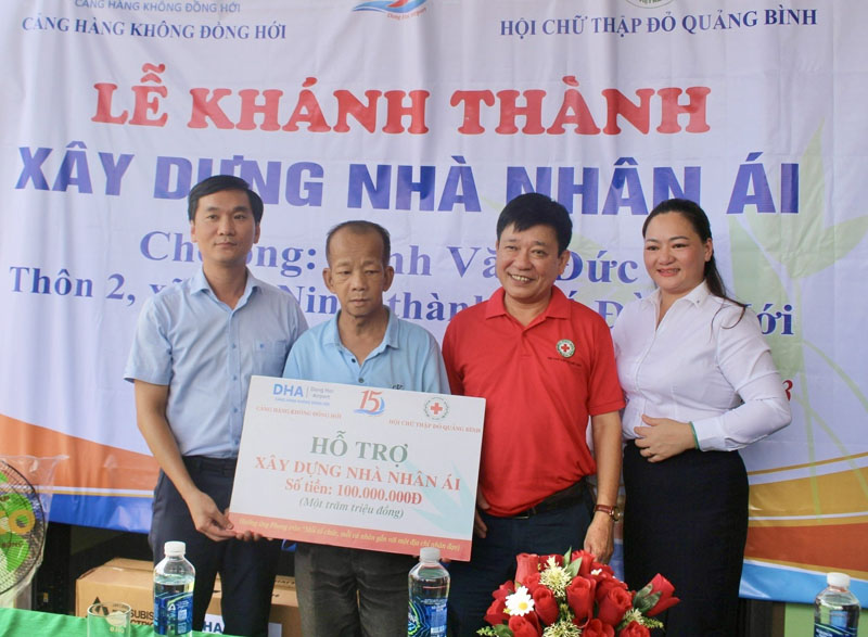 Đại diện lãnh đạo Hội CTĐ tỉnh và Cảng Hàng không Đồng Hới trao biển tượng trưng hỗ trợ xây dựng nhà ở an toàn cho gia đình ông Đinh Văn Đức.