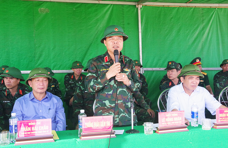 Thiếu tướng Lê Hồng Nhân, Phó Tư lệnh, Tham mưu trưởng Quân khu 4 kết luận buổi kiểm tra.