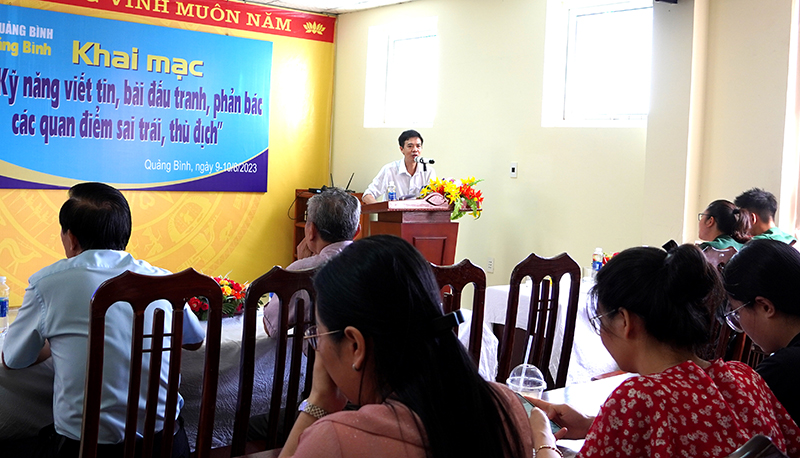 Đại diện lãnh đạo Báo Quảng Bình phát biểu khai giảng lớp bồi dưỡng.
