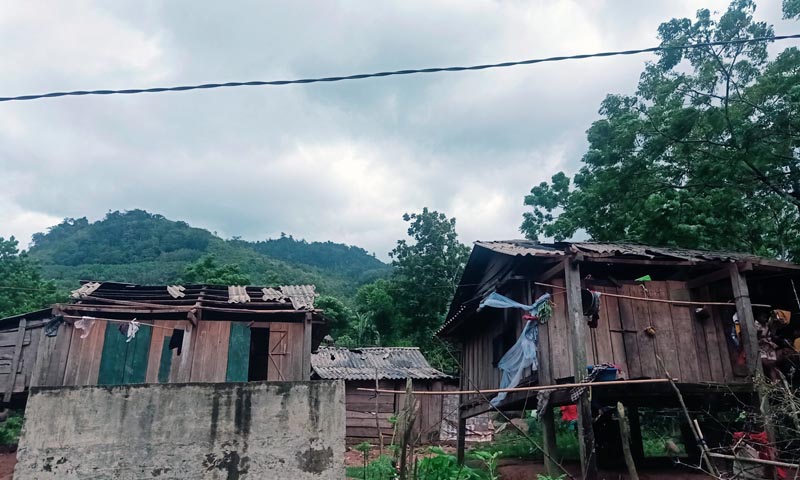 Nhiều ngôi nhà ở xã Dân Hóa bị tốc mái (Ảnh: CTV)