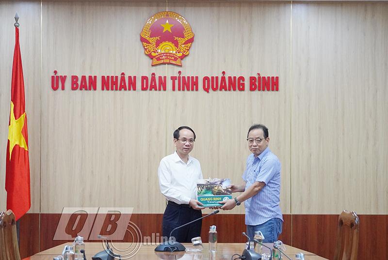 Đồng chí Phó Chủ tịch UBND tỉnh Phan Mạnh Hùng tặng quà lưu niệm cho do ông Lee Chang Bok, Tổng Giám đốc Công ty TNHH HTCTECH (Hàn Quốc).