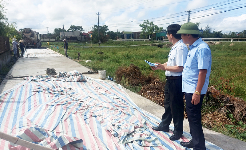 Ủy ban Kiểm tra Huyện ủy Quảng Ninh kiểm tra làm đường giao thông nông thôn trên địa bàn xã Gia Ninh.