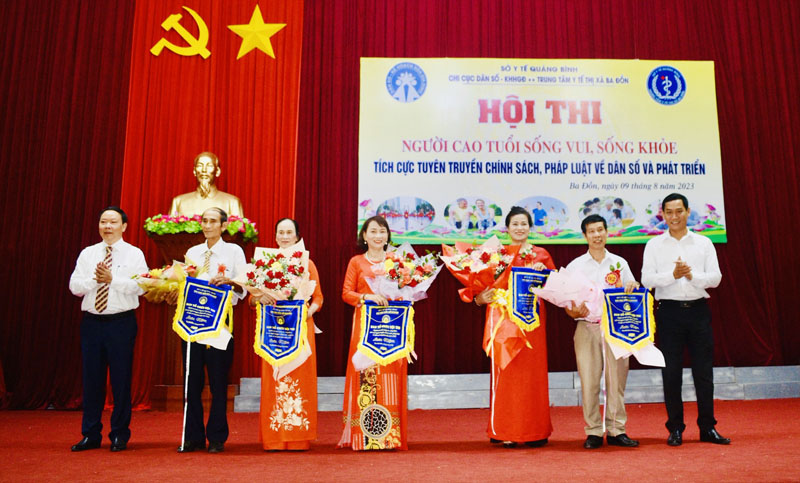 Đại diện lãnh đạo Sở Y tế và thị xã Ba Đồn trao cờ lưu niệm cho các đội thi.