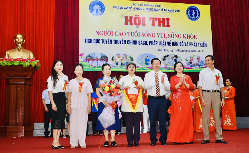 Đại diện lãnh đạo Sở Y tế trao giải nhất cho đội thi phường Quảng Phong.