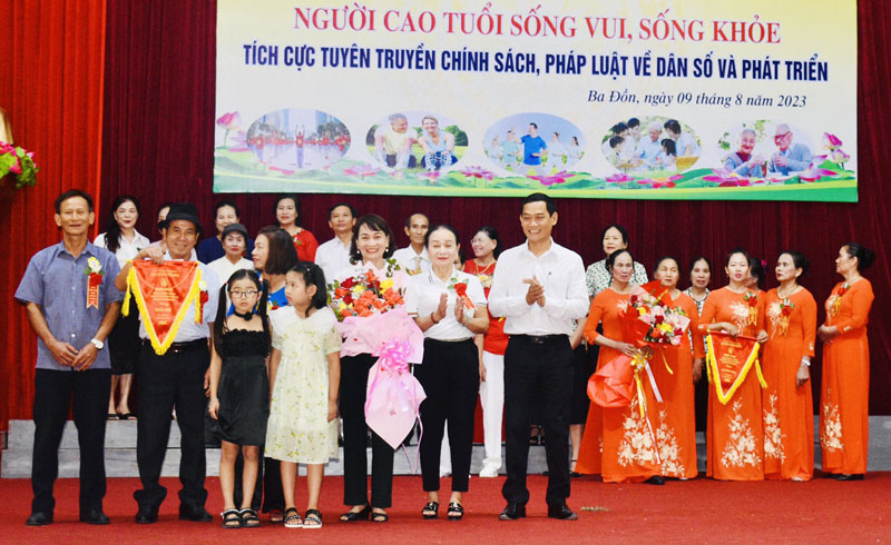 Đại diện lãnh đạo thị xã Ba Đồn trao giải nhì cho đội thi phường Quảng Thọ.