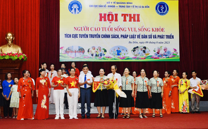 Lãnh đạo Chi cục Dân số-KHHGĐ tỉnh trao giải ba cho đội thi phường Quảng Long.