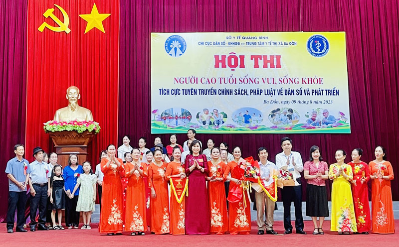 Đại diện lãnh đạo Chi cục Dân số-KHHGĐ tỉnh và Trung tâm Y tế thị xã Ba Đồn trao giải khuyến khích cho 2 đội thi đến từ xã Quảng Hòa và Quảng Văn. 