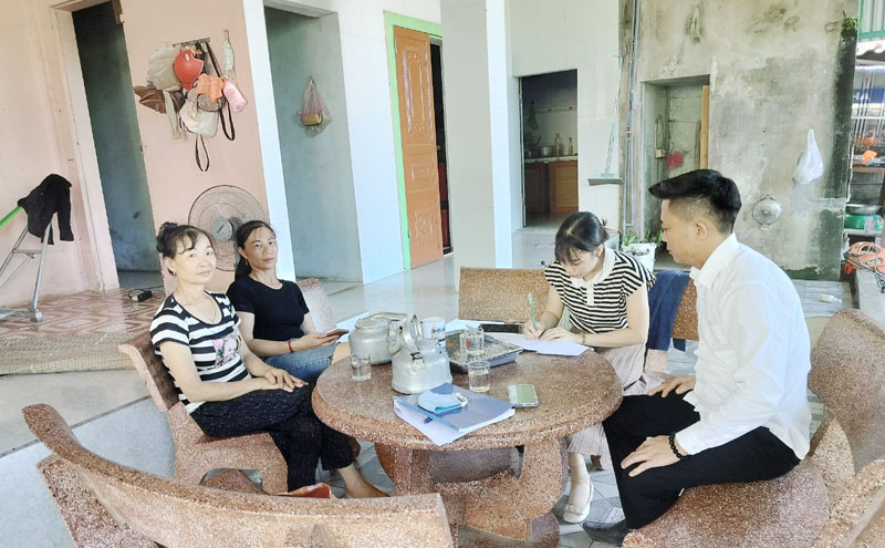 Chiều 9/8, cán bộ của Trung tâm Y tế huyện Quảng Trạch đang tiếp tục điều tra xác minh sự việc cụ thể tại các hộ gia đình tham gia tiệc cưới ở thôn Tùng Giang (xã Quảng Châu).
