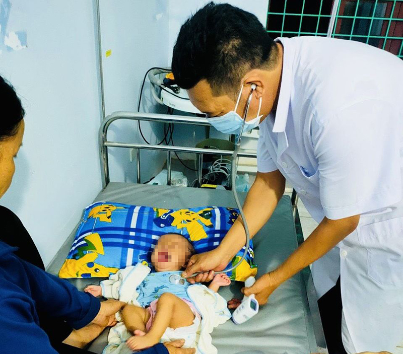 Cháu bé hiện đang được chăm sóc ở Trạm Y tế xã Quảng Thạch.