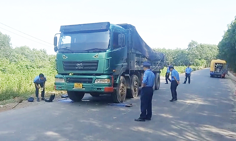 Thanh tra Sở GTVT kiểm tra tải trọng xe ô tô chở hàng có dấu hiệu vi phạm.