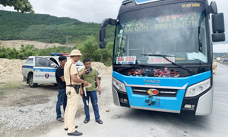 Cảnh sát giao thông kiểm tra nồng độ cồn đối với lái xe vận tải hành khách đường dài.