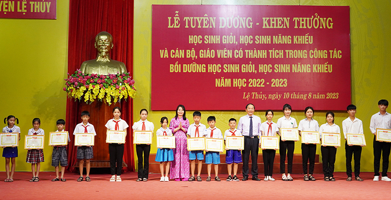 Đại diện lãnh đạo Sở GD-ĐT và Hội Khuyến học tỉnh trao thưởng cho học sinh có thành tích xuất sắc trong năm học 2022-2023.