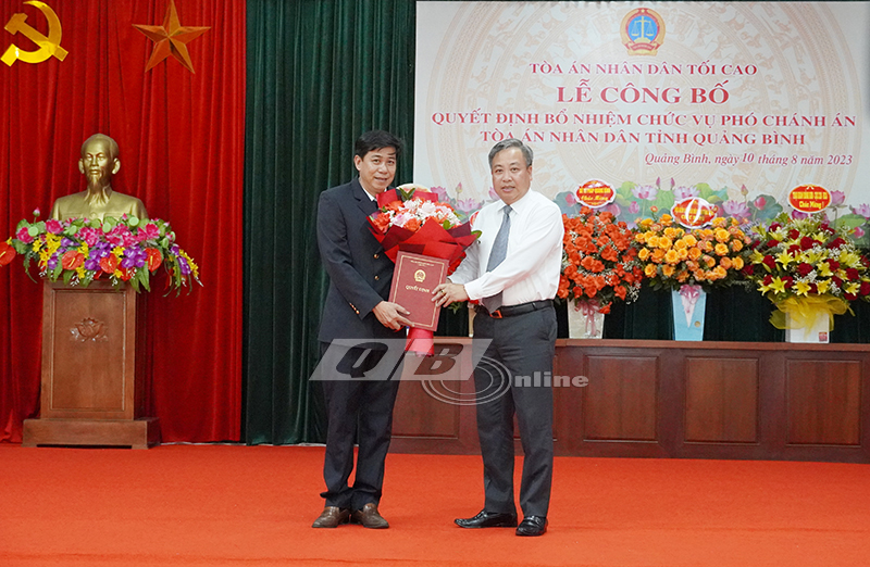 Đồng chí Phạm Quốc Hưng, Phó Chánh án TAND tối cao trao quyết định và tặng qua chúc mừng tân Phó Chánh án TAND tỉnh Võ Bá Lưu.