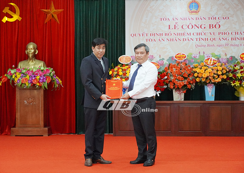 Đồng chí Bí thư Tỉnh Ủy Vũ Đại Thắng trao Quyết định chỉ định Ủy viên ban cán sự đảng TAND tỉnh và chúc mừng đồng chí Võ Bá Lưu.